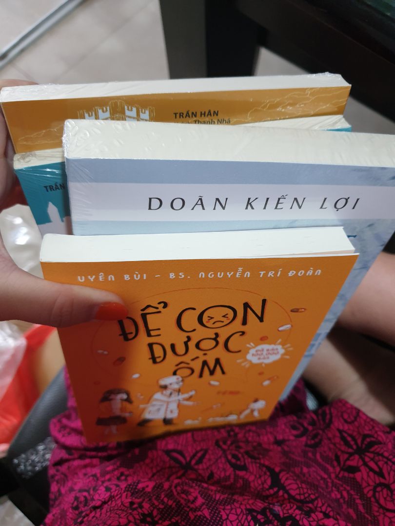 sách thì chưa đọc nên chưa viết bài bình luận,  nhưng mình đặt đơn hàng có bookcare nhưng không nhận sách nào có bao bìa cả, nên nhờ tiki trừ lại dùm chứ thấy vẫn trừ bookcare. Đồng thời lần sau cẩn thận vì có bookcare mình mới fai mua sách của tiki.