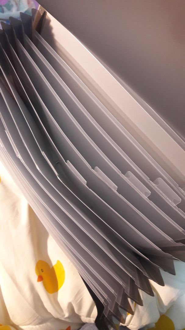 Năm nay mình học gồm nhiều kiến thức nên có nhiều tài liệu chả biết kẹp ở đâu, mấy cái bìa lá kẹp ngoài chợ bán thì quá mỏng không đựng hết được, đôi khi bị lạc mất mấy cái tài liệu buồn không kể xiết ? may mà giờ gặp được sản phẩm này của Deli, quả là một vị cứu tinh cira những con người hậu đậu hay quên như mình ? 
Sản phẩm sờ vào nhám nhám rất thích, cũng thấy rõ là chống nước như mô tả. Sản phẩm nhiều ngăn tiện dụng dành cho mấy bạn đang ôn thi đựng nhiều tài liệu của mấy môn như Toán, Văn, Anh, v.v... dễ tìm lại không sợ lạc tài liệu! Trong mô tả thì thấy là ghi đựng được 10 tờ A4 nhưng riêng mình thấy 1 ngăn của cái này có thể đựng nhiều hơn cỡ 15 tờ - 20 tờ ^^ Hiện tại mình rất thích sản phẩm này, tuy chưa dùng được lâu để có thể review độ bền (tuy nhiên bìa phân ngăn ở bên trong làm cho mình cảm giác rất chắn chắn vì là nhựa dẻo, nhưng vẫn cẩn thận ^^) cho mọi người nhưng mình sẽ đặt niềm tin vào Deli vì sản phẩm của Deli lúc nào cũng làm mình vừa lòng! Có thể sẽ mua vài cái nữa để sử dụng thời gian sắp tới. Tiki giao hàng hơi chậm, đóng gói hàng ổn. thực sự rất thích mua đồ trên Tiki luôn ❤