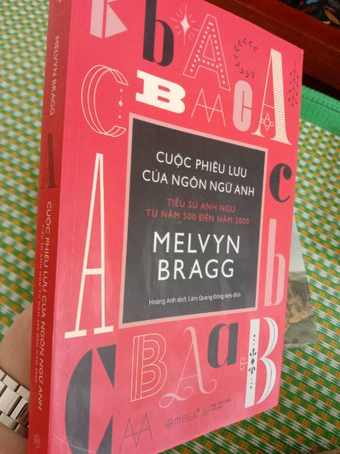 Quyển Các đế chế ngôn từ: mới, nguyên seal.
Quyển lược sử ngôn ngữ: cũ, đã bóc seal, rách góc, có những vết loang trắng lâu ko sạch.
Quyển cuộc phiêu lưu của ngôn ngữ anh: hơn quyển lược sử ngôn ngữ ở điểm ko rách góc.
Khi khui đơn hàng thì cảm thấy thất vọng về sản phẩm.