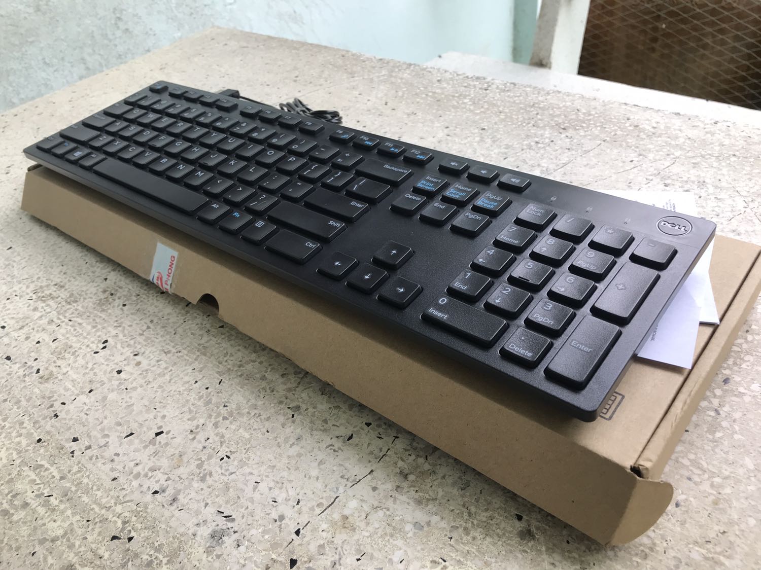 Cập nhật: Sau khi vô tình nhấn vào cái chuông nhỏ xíu của app mới thấy có thông báo là đơn hàng gặp trục trặc từ Tiki, được xin lỗi và tặng mã giảm giá (không biết bao nhiêu vì chưa sử dụng). Nên mình nâng từ 1 sao lên 5 sao.

Bàn phím bấm nhạy, êm và không gây tiếng ồn. Độ bền như thế nào thì chưa biết nhưng tốt trong tầm giá phù hợp cho dân văn phòng.

Trải nghiệm lần đầu mua hàng tại Tiki Trading là cực kỳ tệ. Đặt mua sản phẩm hôm thứ 6 (19/11). Trong khi đơn hàng từ các nhà bán khác đã được xử lý thì Tiki Trading treo đơn hàng của khách.

Liên hệ hỗ trợ thì chỉ nhận được câu trả lời là bảo chờ và không huỷ đơn được.

Sau đó, Tiki tự huỷ đơn hàng và báo hoàn tiền. Đến nay tiền vẫn chưa vào lại tài khoản.

Về sản phẩm: Sau khi đặt mua lại bằng đơn mới thì nhận được sản phẩm trễ hơn 2 ngày so với dự kiến. 

Sản phẩm đóng gói kỹ, hộp bao bì không bị móp. Tuy nhiên sản phẩm đã bị mở để dán tem bảo hành từ nhà bán.

Sản phẩm là hàng chính hãng, được sản xuất vào tháng 2/2021. 

Mua sản phẩm vào ngày 23/11/2021. Tem bảo hành để ngày 6/11/2021.