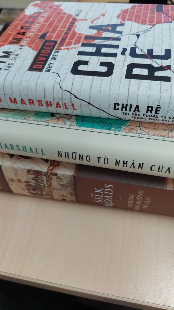 Tập hợp các tiểu luận khác của nhà báo Tim Marshall về những mâu thuẫn nội tại hiện hữu của các quốc gia hay khu vực từ Trung quốc, châu Âu, Hoa Kỳ cho đến Trung Đông, châu Phi hay Ấn độ. Một góc nhìn khác về những chia rẽ trong kỷ nguyên toàn cầu hóa. Cám ơn Nhã Nam.