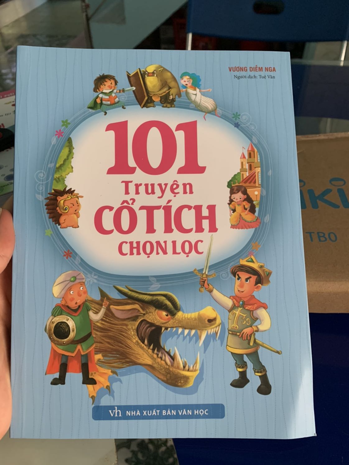 Sách đẹp, giấy dày dặn, sách đóng cứng cáp. Các câu chuyện đều ngắn tầm 2 mặt giấy thôi và có bài học rút ra. Rất thích hợp cho trẻ tiểu học