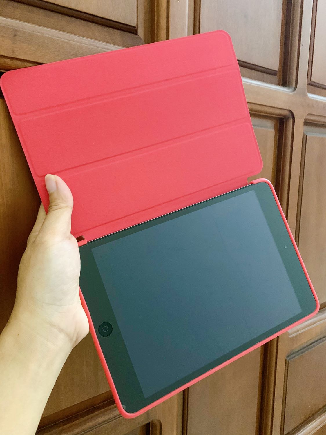 Sản phẩm đẹp cầm chắc tay, chất cầm mịn, bọc vừa khít ipadmini3. Tìm mãi mới ra được bao máy là chất silicon/nhựa dẽo ưng ý, nếu mua sớm chắc máy đỡ bị móp. Đợt trước mua ốp chất nhựa mỏng cứng nên rớt bể 2 góc ốp rồi còn hư máy. Sản phẩm đẹp cầm chắc tay, chất cầm mịn, bọc vừa khít ipadmini3. Tìm mãi mới ra được bao máy là chất silicon/nhựa dẽo ưng ý, nếu mua sớm chắc máy đỡ bị móp. Đợt trước mua ốp chất nhựa mỏng cứng nên rớt bể 2 góc ốp rồi còn hư máy.