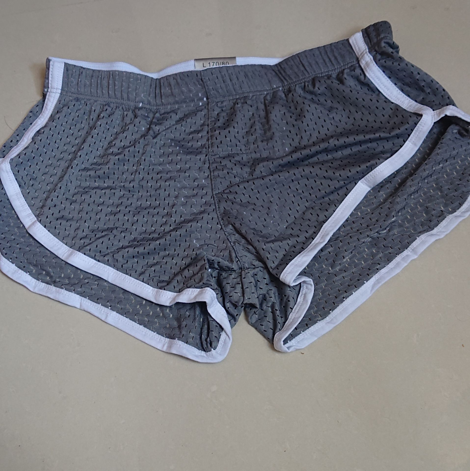 Thấy để hàng Việt Nam sản xuất mà lại là của hàng tàu made in china 😅 ( Nếu là hàng Việt Nam hay Nhật Bản hay Thái Lan thì ok, sẽ mua ủng hộ nhiều ). Mình đặt mua màu xanh lam hàng nhận lại thành màu xám 😂😂