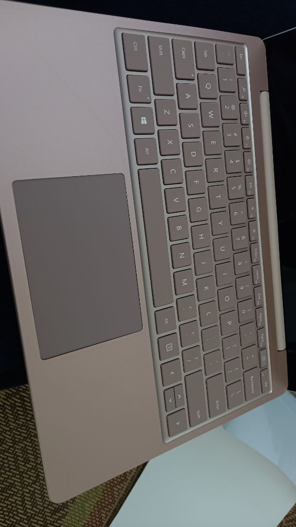 đẹp. dán vừa khít với máy và màu cũng giống máy luôn. nhưng mình tưởng có miếng dán viền máy nữa mà ko có. hix