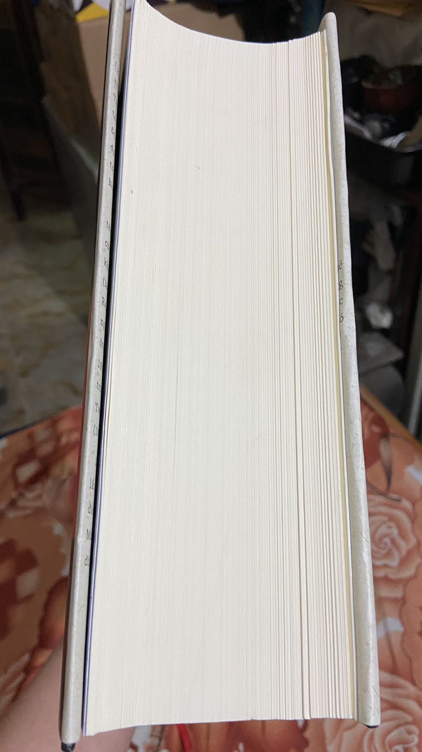Quyển sách nặng và sẽ rất rất nặng trên tay ai gầy yếu, mỏng manh, cầm lâu sẽ rất mỏi tay. Sách phù hợp cho những ai có sức khỏe tốt để cầm lâu, dân tập thể hình, tăng tính thể lực, thêm mức chịu đựng thông tin - dữ liệu - dữ kiện nhiều cho bộ não. Sẽ cần độ kiên nhẫn rất nhiều để đọc và tìm hiểu hết quyển sách...

Quyển sách dù in xong và nộp lưu chuyển từ năm 2019 nhưng sách vẫn rất mới hỏi móp góc và bụi bám. Sách bìa áo dày dặn cực kỳ tuyệt vời

Sách liên kết gáy và bìa hơi lỏng lẻo khi sức nặng liên kết của 1504 trang sách phải gánh là rất lớn khi cầm, khi vận chuyển, khi để trên kệ một thời gian dài...

Theo mình nghĩ thì Sách in dày vì tách quyển chưa chắc người mua sẽ mua đủ bộ, rồi tính kiểm duyệt tập 1, tập 2 cũng sẽ lằng nhằng không thống nhất, rồi thời gian in xuất bản từng tập có thể sẽ bị hoãn vì các lý do, chi tiết bị cho là mang tính nhạy cảm, tế nhị. 

Tiki giao hàng nhanh. Nhân viên vận chuyển cực kỳ tốt!!!
