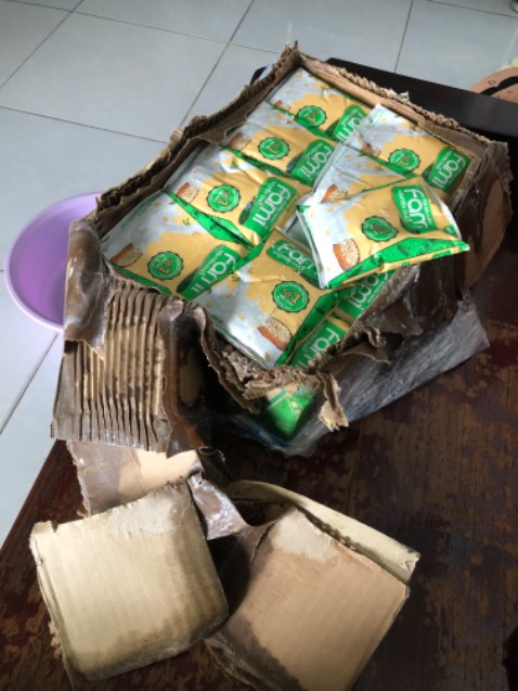 Giao hàng bể sữa tùm lum, bó tay, mọi người cân nhắc không mua tránh bị giống mình.