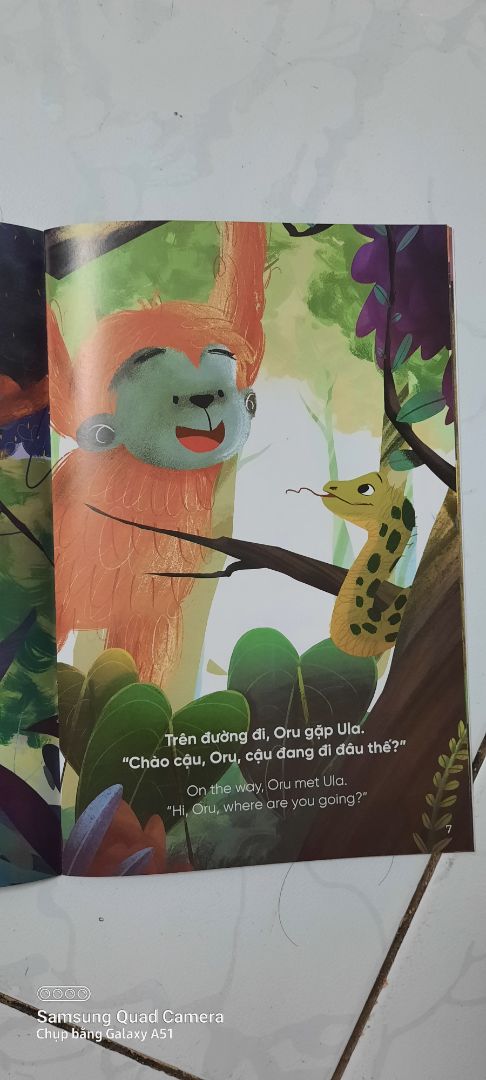 sách màu in đẹp. từng câu ngắn đọc cho bé nhỏ  dễ hiểu.