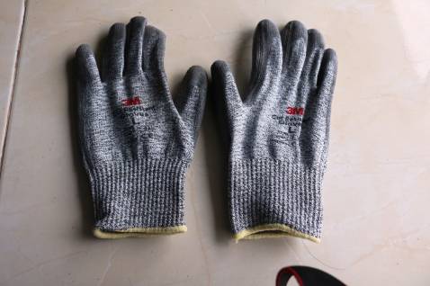 Găng tay đẹp, mức độ chống cắt chưa thử, độ phủ mặt trong tương đối đều, mặt lưng bàn tay vẫn bị nóng khi bị tia lửa cắt sắt bắn vào. Găng tay đẹp, mức độ chống cắt chưa thử, độ phủ mặt trong tương đối đều, mặt lưng bàn tay vẫn bị nóng khi bị tia lửa cắt sắt bắn vào.