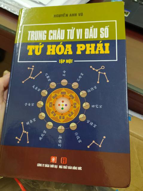 Sách mới, ít bị trầy xước dù đóng gói hơi sơ sài. Mk mua được với giá tốt , tuy bị lỡ mất đợt sale sâu nhất.