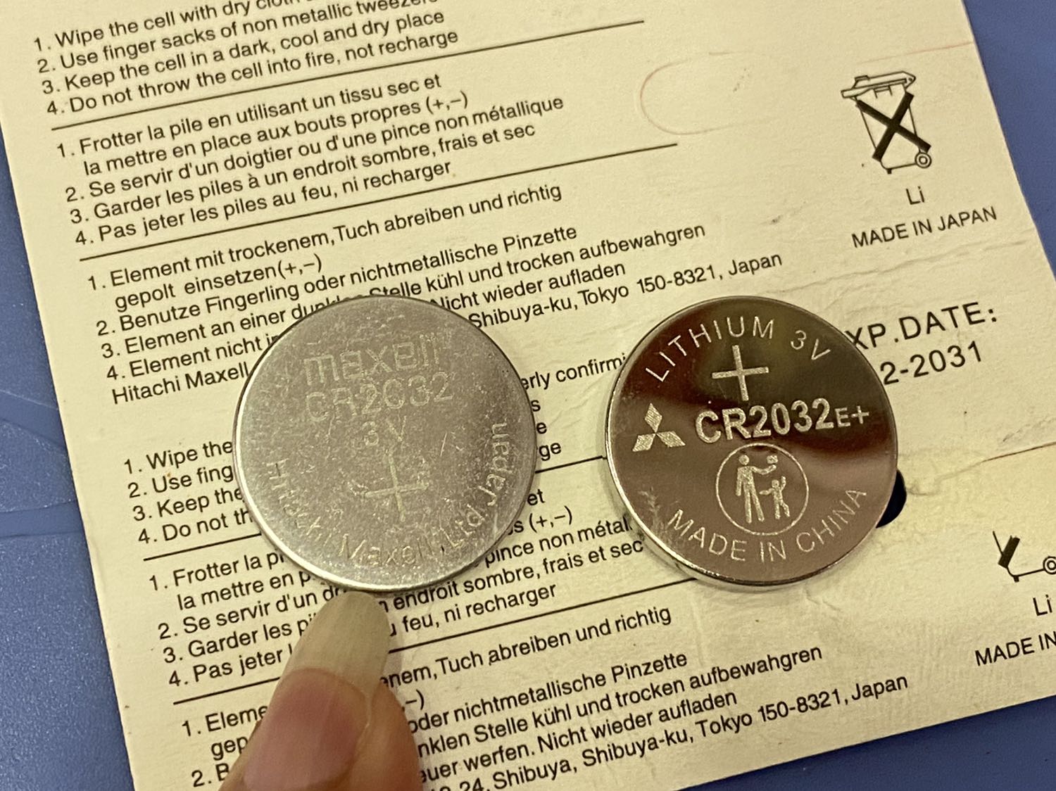 Một là hàng bãi, hai là hàng renew. Không phải hàng mới. 
Mặt pin xước dăm chằn chịt. 
Xem hình sẽ biết khi so sánh với viên pin Tàu đã qua sử dụng vẫn còn mới tinh. Còn viên pin trong vĩ lấy ra thấy phát gớm. 
Giá rẻ.