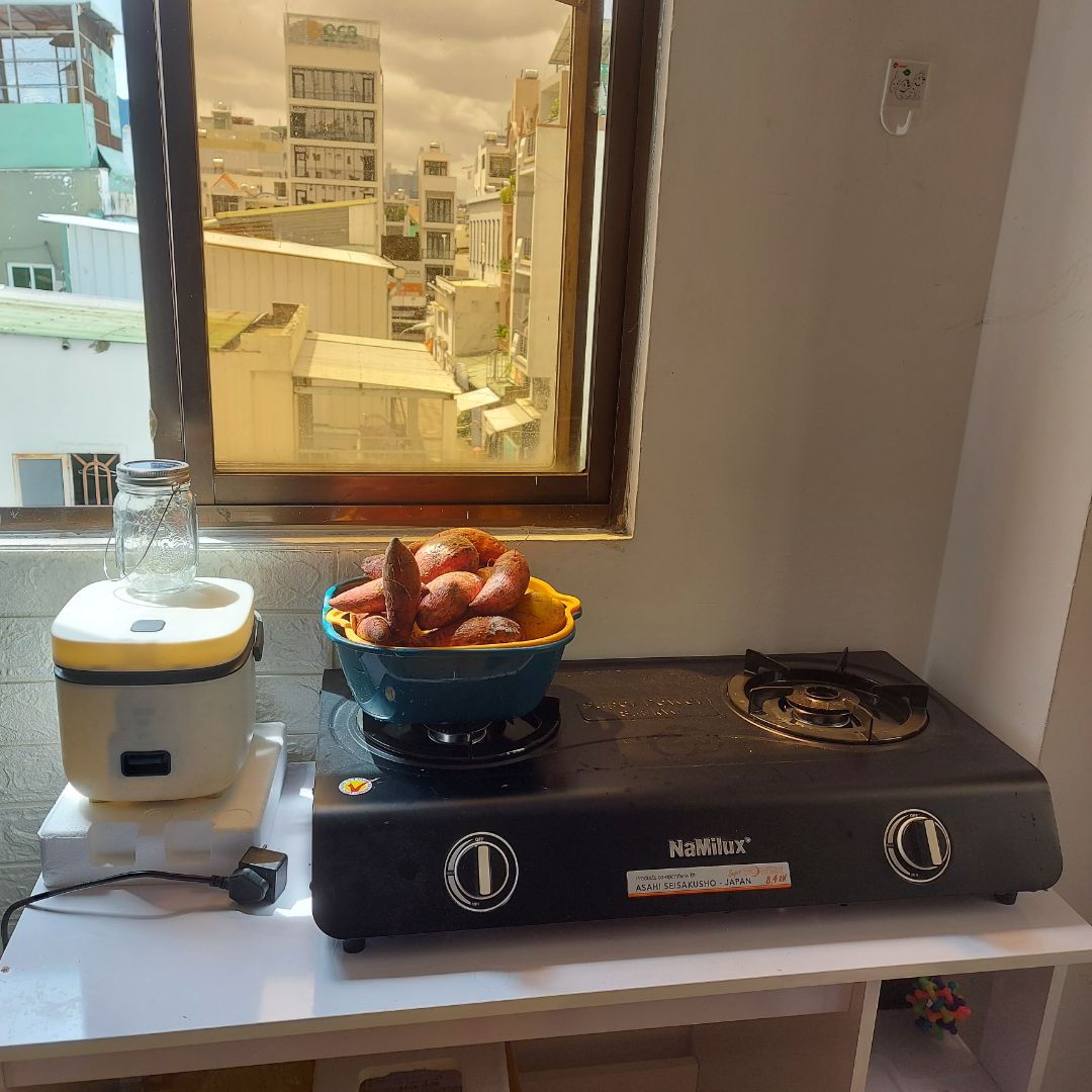 mặc dù bị giao sai màu hơi buồn nhưng chất lượng tốt lắm, anh giao gas cũng nói hãng này xài bền nên rất yên tâm. bật lửa xanh nên nấu nhanh nóng lắm mn cẩn thận củi lửa nha