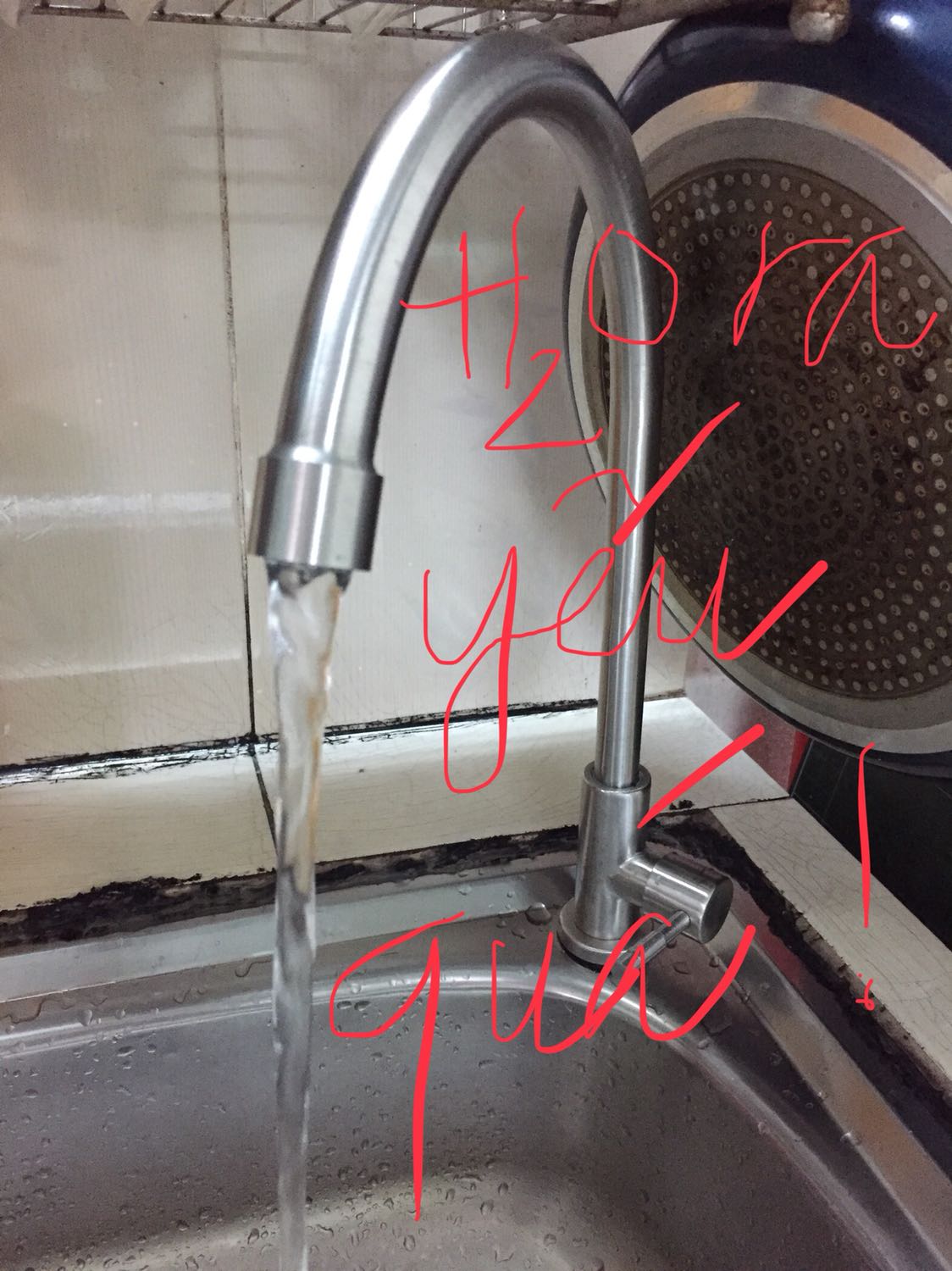 - Về hình dáng, sản phẩm đã nhận giống như quảng cáo. Tuy nhiên có 1 chỗ móp. 
- Về chất lượng lưu lượng nước, lượng nước chảy ra thực tế rất yếu. Có thể đây sản phẩm này bị lỗi ở khâu sản xuất. Nếu vậy chén bát rửa khó sạch, việc rửa mất nhiều thời gian, ảnh hưởng đến sức khỏe,... Phía shop có thể giúp chúng tôi đổi lại sản phẩm khác được không ạ? 
Rất mong nhận được sự giúp đỡ từ TIKI.