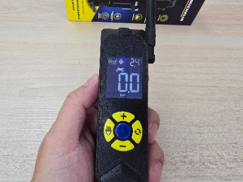 Sản phẩm đúng mô tả, vỏ nhựa cầm nắm chắc chắn, rất dễ sử dụng, nhẹ, rất gọn (chỉ dài 20cm), tiện lợi mang theo đi phượt hoặc sử dụng tại nhà. 
Bơm vỏ xe gắn máy nhanh.
Hơi ồn khi máy vận hành, nhưng chả sao. 
Đáng mua.