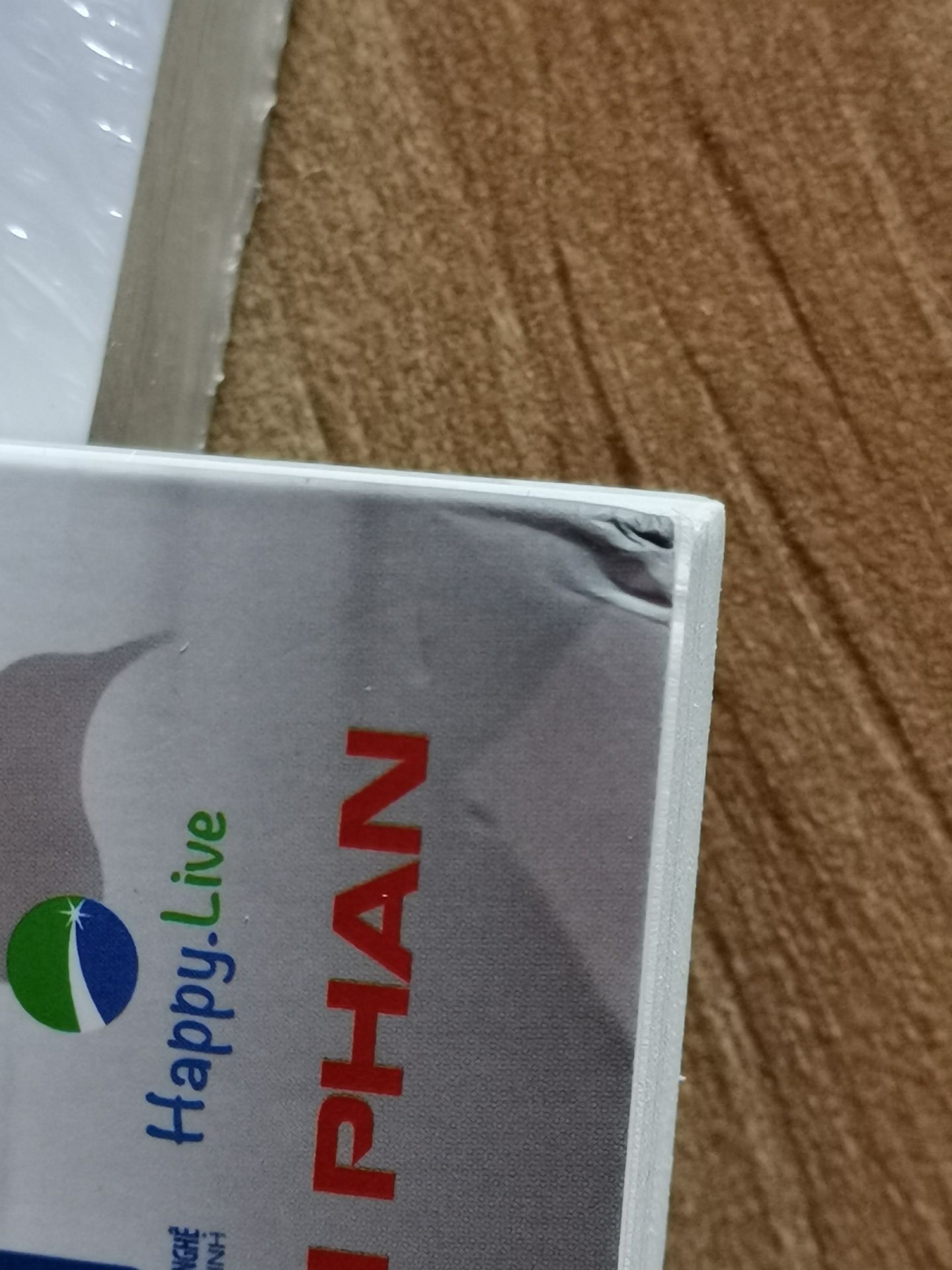 -Sách hay,
-Giấy lởm chởm như lưỡi cưa lưỡi liềm ,
-Mã k biết để làm gì nhưng k cào đc
-Bọc sơ sài nên nát hết mép sách, mình thấy có một số bên họ quấn bìa hoặc chống sốc bên ngoài.