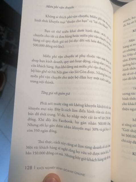 Mình mua rất nhiều sách từ Tiki. Chất lượng luôn từ 4/5 sao trở lên. Lần này đặt cuốn "Khởi nghiệp kinh doanh online" thì không hài lòng, xin phép đánh giá 2 sao vì:
- Sách giao tuy nhanh nhưng gáy sách bị  rách do bị kiện khác đè lên (có hình ảnh)
- Chất lượng nội dung không cao, đối với mình là một người quan tâm đến bán hàng online, đã lượm lặt thông tin trên nhiều bài viết ở các website khác nhau thì thấy nội dung đúng thực sự là hợp với những người hoàn toàn mới 100%, những "*** bỉm sữa rảnh rỗi muốn ko cảm thấy vô dụng" như tác giả nói.
- Nhân nói về tác giả thì thực sự mình mua cuốn này là vì có anh Trần Thanh Long (vai trò cố vấn) :((
- Nhiều lần tác bỏ trắng 4/5 phần trang sách, mặc dù nội dung liền mạch chứ không phải hết 1 chương??? (Hình ảnh phía dưới)
- Một điều khá khó chịu là cách trình bày của tác giả rất thưa chữ, các đoạn cách nhau rất xa mà ko có lý do cụ thể, cảm giác cố bôi chữ để sách dày và to hơn :(( Trong quá trình viết tác giả có sử dụng nhiều hình ảnh minh họa thực tế rất hay, tuy nhiên cũng rất rất nhiều hình ảnh minh họa tốn 50- 100% trang giấy mà ko để làm gì.
Đây là cuốn sách đầu tiên của tác giả mà mình đc tiếp cận, là nhận xét thực tâm, ko biết những cuốn khác ra sao. Tuy có nhiều điểm chưa hài lòng nhưng cuốn sách vẫn cung cấp nhiều thông tin bổ ích như địa điểm đổ sỉ, trang web hay, các công cụ hỗ trợ trong quá trình chọn sản phẩm đến quá trình bán sp. Các bạn ko có thời gian tìm tòi thì nên đọc để làm quen với các thuật ngữ nhé.