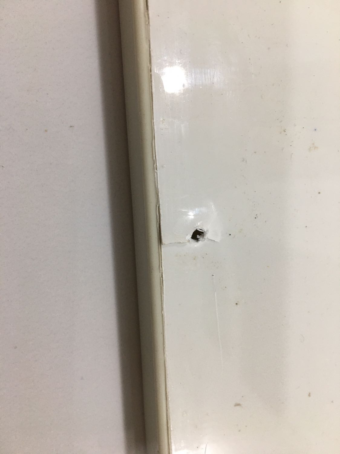 Dẫu biết rằng tiền nào của ấy nhưng với 1350k để mua 1 cái tủ giày như loại này thì quá thất vọng. 
Lắp ghép cẩu thả, nhựa cắt thừa thiếu lung tung.
Vít gắn xiên vẹo nên rất yếu ớt. Nhựa thì mỏng manh nên không thể là của Đài Loan.
Học nhỏ, không để giày người lớn được.
Sau 3 ngày cho con gái xài thì nó đã bung nắp.
Shop làm ơn đổi trả hoặc bảo hành để khách hàng còn tin tưởng.