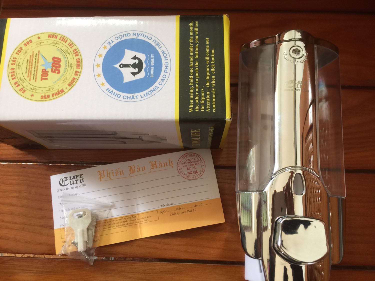 Lượng dầu xịt ra sau mỗi lần ấn ít quá. Nút ấn lạ nặng, phải dùng lực mạnh mới xịt ra đươc