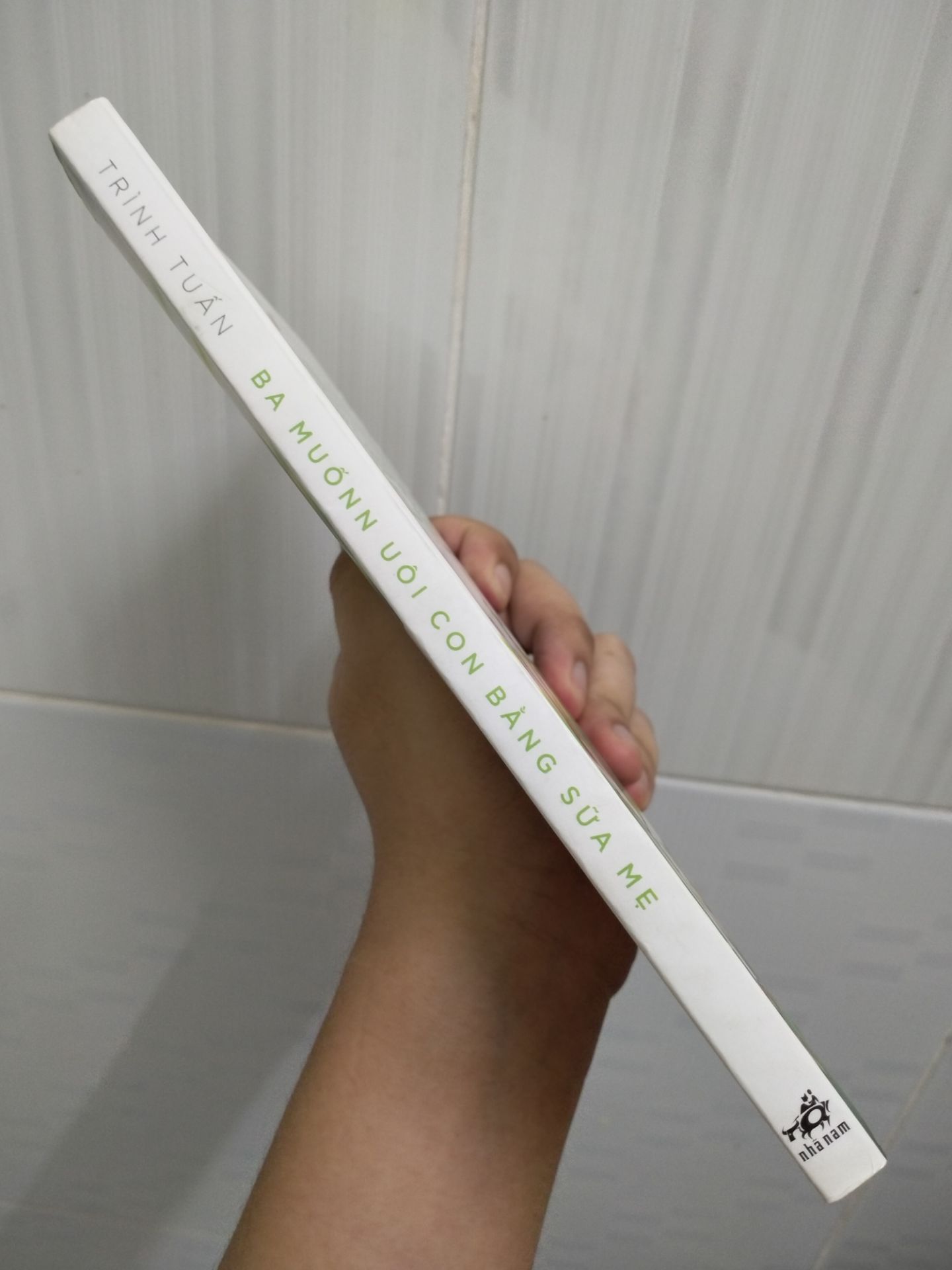 Mua được giá rẻ nên sách có vẻ trông bẩn ở ngoài, nhưng nội dung bên trong vẫn sạch sẽ chấp nhận được với mức giá này. Cơ mà phần gáy sách in ấn lỗi không biết có phải Tiki giao nhầm sách lậu hay không nữa!?