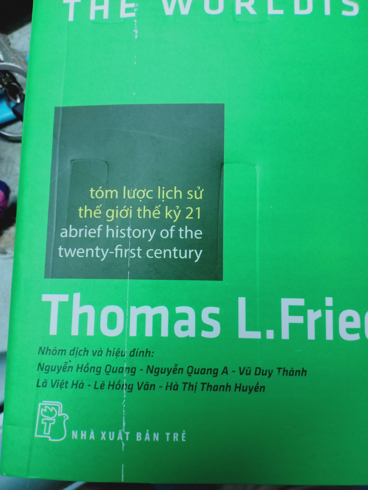 bữa giờ tiki giao sách đóng gói rất kỹ và sách rất đẹp nhưng đợt này mình hơi thất vọng . Thứ nhất bìa nó có nhiều vết hằn, gáy nhăn nheo, trang sách cũng nhăn nheo và dơ. Với tín đồ yêu sách thì thật sự rất là buồn.