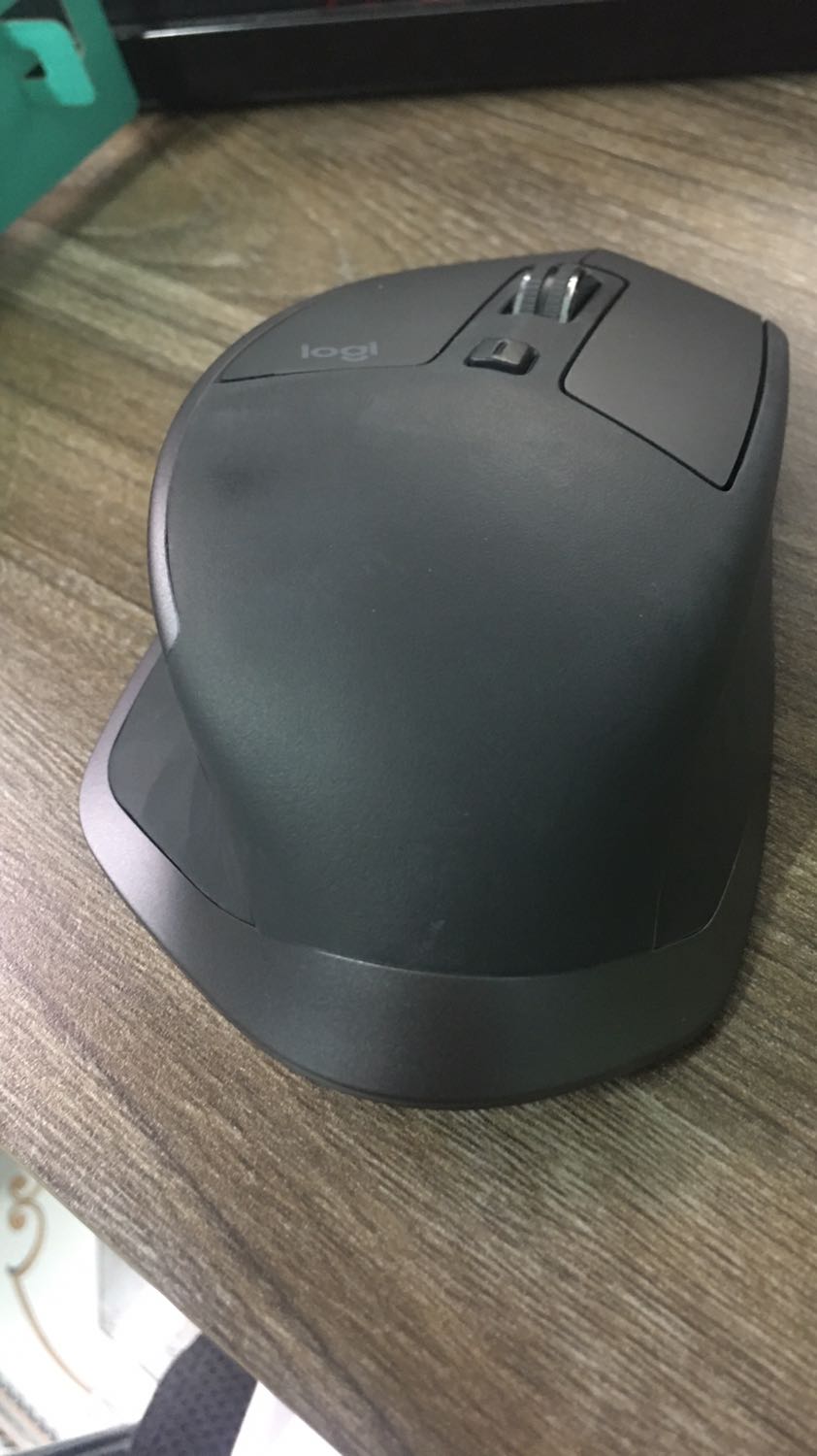 Cảm giác như hàng đã qua sử dụng. Trên chuột thì có nhiều vết vân tay. Đế chuột thì xước như hàng 2hand. Dây cáp sạc thì cũ. Mình bỏ tiền bằng sản phẩm mới thì mình cũng mong là nhận được sản phẩm mới. Thất vọng.