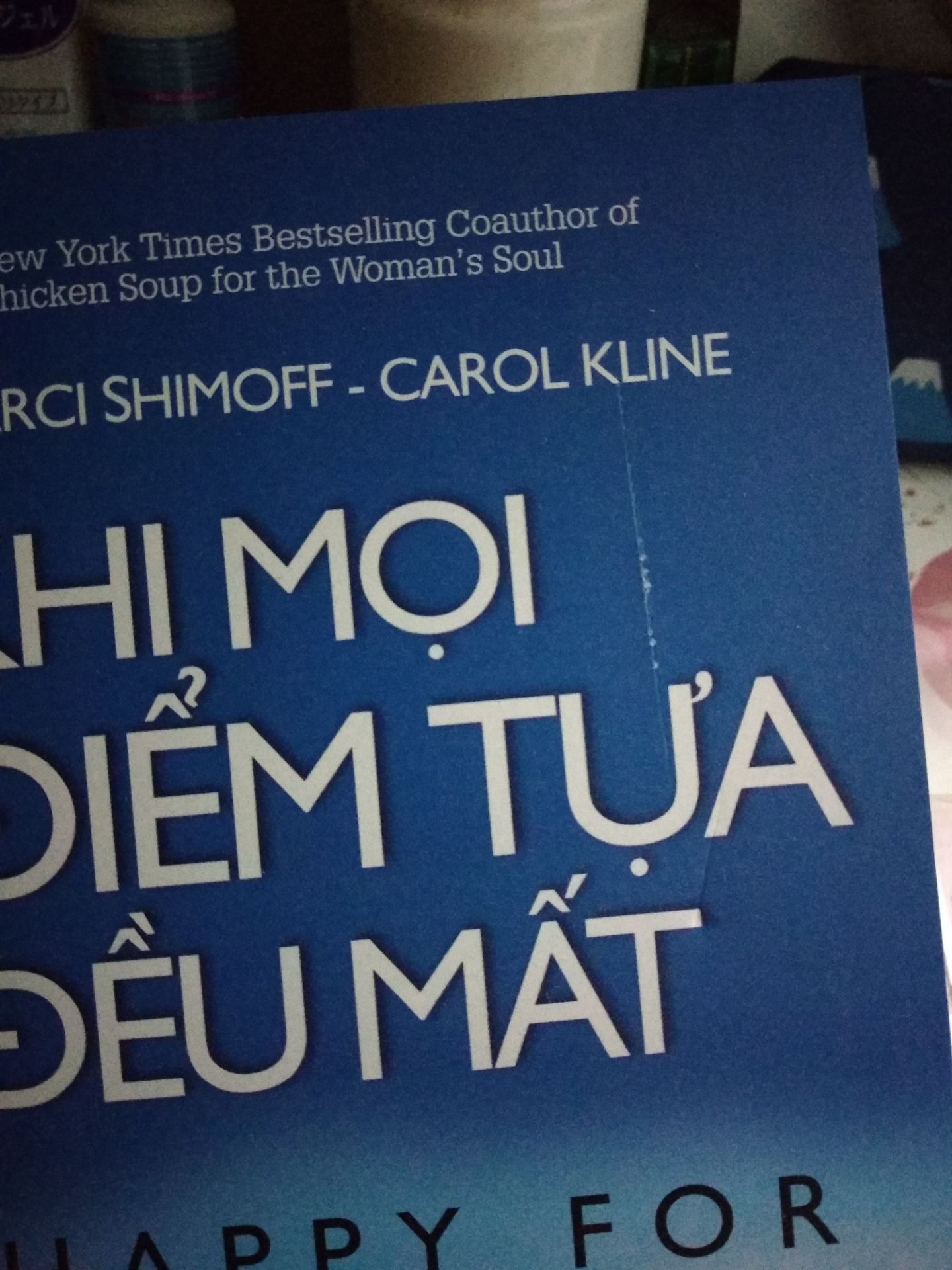 Tiki giao hàng rất nhanh, chỉ tiếc cuốn sách này bị kéo dài 1 đường ở trang bìa (như hình) mà mình đoán do va phải vạch nhọn.
Làm cho cuốn sách mất điểm ghê, mong tiki cẩn thận lần sau ạ.