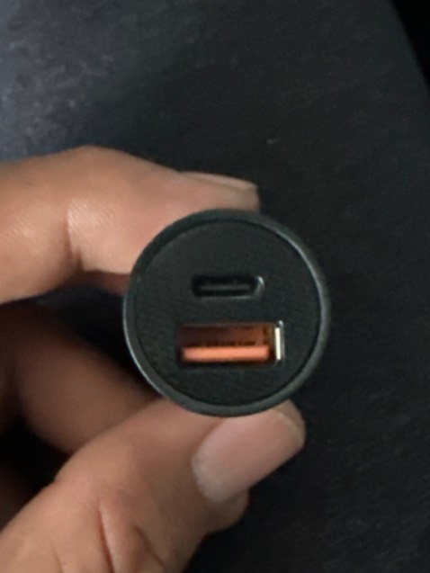 đơn hàng order 2 cổng sạc nhanh, thực tế chỉ 1 cổng xạc mhanh.