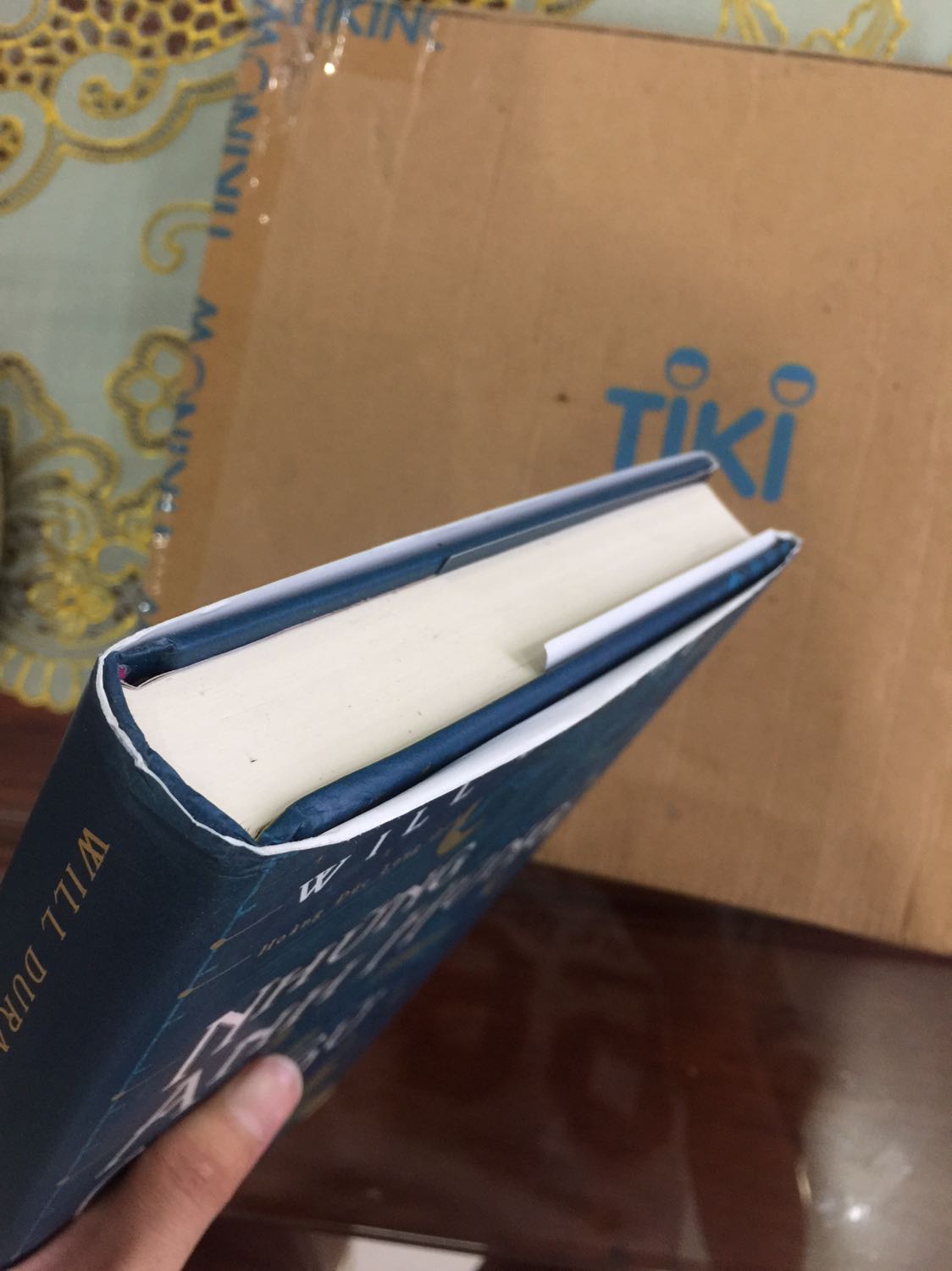 Mình vừa mới nhận sách về. Bìa ngoài bị quăn, móp, méo. Bìa trong bị quăn và móp ở phần gáy sách. Trang giấy thì dính keo, có những chỗ dính chặt quá nên mình không dám tách ra vì sợ rách sách. Ngoài ra sách cũng dính một lớp bụi và khá lem nhem. Nếu chỉ hỏng phần bìa ngoài thôi thì không nói làm gì, đằng này cả trang sách và gây sách đều bị lỗi. Thực sự lần này rất buồn vì sản phẩm nhận được.