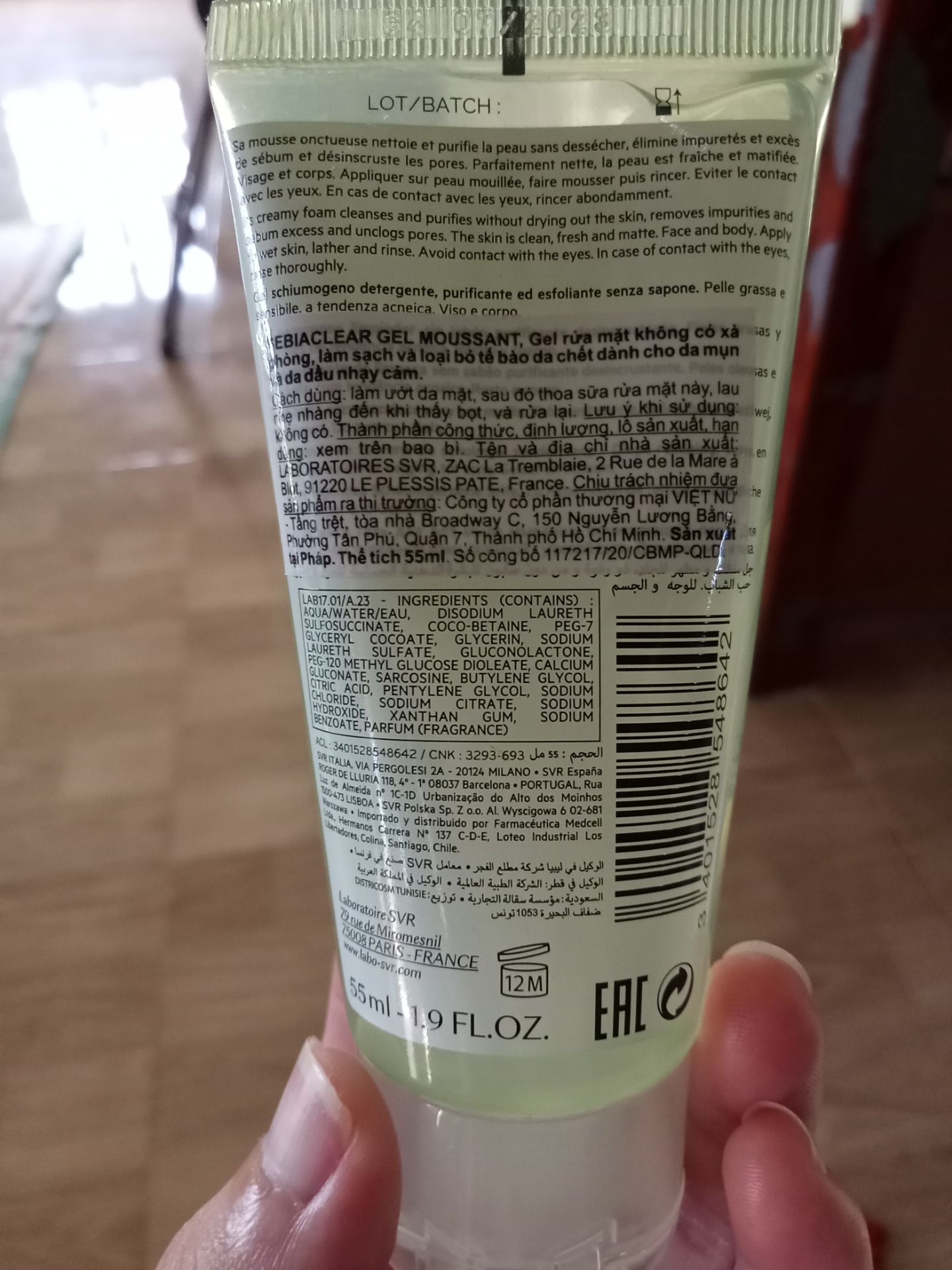 Sản phẩm dùng tốt, khi dùng tạo bọt nhẹ, rất dịu với da khô. Khi rửa xong thì có một lớp dầu trền da chắc là để dưỡng ẩm. Loại này dễ tạo bọt lắm nên chỉ cần lấy một lượng vừa đủ thôi. Mùi thì hơi lạ, khác với các loại sữa rửa mặt khác nó có mùi như mùi cỏ ấy khá dễ chịu. Vì mua size nhỏ để sài thử nên chai hơi bé có 55ml thôi, nhưng bù lại được cái sản phẩm rất tốt, sẽ mua size lớn hơn để sài.Anh chị shipper thì nhiệt tình chủ đáo chủ động thời gian giao hàng để đem lại sự tiện lợi cho khách. Điểm trừ là cách gói hàng, sản phẩm chỉ có một lớp nilon bọc ngoài và không có hộp, mình không tìm được NSX và HDD luôn bạn nào mua rồi mà thấy thì chỉ mình với. Mong rằng shop sẽ khắc phục những khuyết điểm trên, chúc shop luôn mua may bán đắt nha!!!