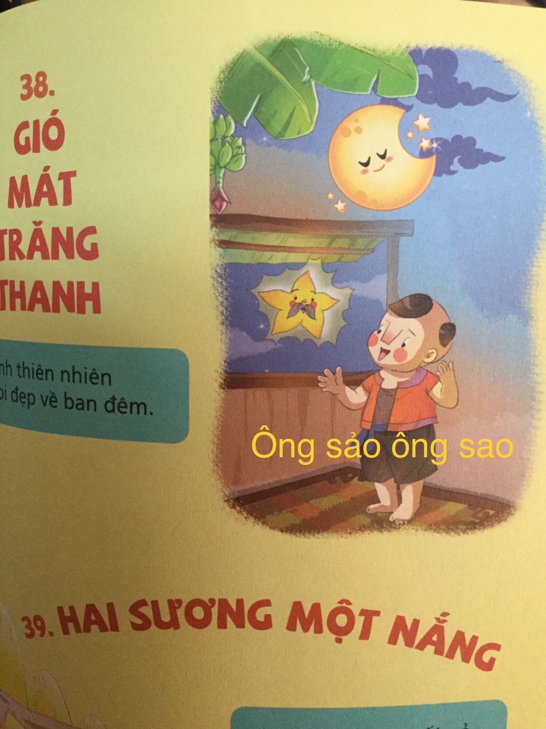 Mình rất ít khi viết đánh giá sách nhưng lần này muốn chia sẻ với các bạn có ý định mua sách:
1. Về tiki: rất hài lòng về chất lượng sách và giao hàng rất nhanh, tiki luôn làm mình hài lòng.
2. Về nội dung của sách: Sách trình bày rõ ràng, bắt mắt, nhưng đội ngũ biên soạn lại sử dụng một số hình ảnh minh hoạ của sách “Đồng giao, thơ, truyện cho bé tập nói”. Bé nhà mình mới 28 tháng, lúc trước mình đã mua sách “Đồng giao, thơ, truyện cho bé tập nói” đọc, mặc dù chưa biết chữ, nhưng bé đã ghi nhớ gần hết các bài trong sách, bé sẽ nhìn các hình minh hoạ để biết đó là bài gì. Nên hôm nay nhận được quyển “Vui học thành ngữ, tục ngữ, ca doa bằng tranh”, mở tới mấy trang có hình minh hoạ giống sách kia bé cứ bảo mẹ đọc sai rồi, bài này như thế này mới đúng, mình giải thích nhưng bé vẫn k chịu, kêu để con đọc cho. =((. Mình thấy 2 quyển này nội dung đều hay cho bé, nhưng để tránh làm bé bối rối, thì nên mua một trong hai thôi. 
Mình gửi một số hình, Người lớn thì thấy chuyện này là bình thường, nhưng bé dưới 3 tuổi thì sẽ nghĩ khác, mong nhà xuất bản sẽ thay đổi khi tái bản ạ.