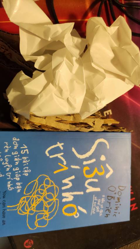 Mình khá thất vọng về nhà bán hàng lần này. Mình ko hay đánh giá 1 sao nhưng lần này ko thể khác được bởi. Thứ nhất đóng gói rất tệ, sách ko hề có seal hay bọc chống sốc nào cả mà chỉ có vài miếng bìa được nhét bên trong cái này có thể bỏ qua đc. Nội dung sách bên trong mình mới mua , chưa đọc nên mình chưa đánh giá. Tuy nhiên khi mình chụp lại sản phẩm để review thì trang cuối của sách làm mình thất vọng. Nhà bán hàng đưa cho mình sách cũ đã đành đây lại vừa cũ vừa bẩn. Thành ra thật sự mình không ưng ý với việc mua sản phầm lần này 1 chút nào. Đánh giá 1 sao