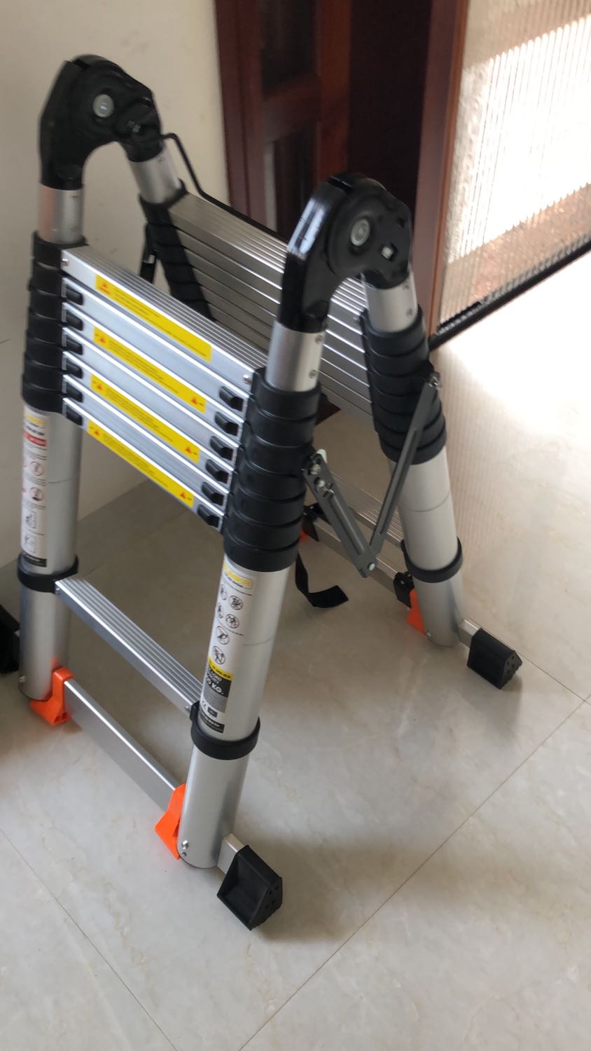 Thang chắc chắn, hơi nặng…
Chỉ có điều khi bất tiện là: khi kéo xuống thấp, ở tư thế thang hình chữ A, và đứng lên thang thì thang sẽ tự đổ về phía đối diện, do không có khoá chặn khi kéo lên (chỉ có khoá chặn khi gập xuống). Ai không để ý rất dễ bị ngã nhào🥵🥵🥵

Hoặc do mình chưa biết sử dụng ???