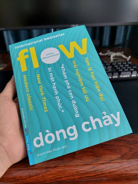 Đỉnh cao của dòng sách về Tâm Lý Học hiện đại. Nếu phải đọc một cuốn sách duy nhất về tâm lý học trong cuộc đời, nhất định phải là cuốn này. Mình nghĩ dịch giả hẳn phải có chuyên môn rất cao và tâm huyết lắm mới có thể chuyển ngữ được tác phẩm này đấy, vì lượng thông tin, kiến thức đồ sộ trong quyển sách này là công trình nghiên cứu trọn đời của giáo sư Mihaly. Cực kì uyên bác nhưng ko hề dễ "xơi", phải đọc chậm, kĩ, và đọc đi đọc lại mới ngấm được, hì hì.