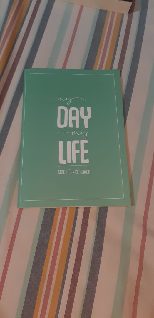Trời ơi nhà sách làm thế này thì có chết tôi không sách đẹp dã man,nội dung cô đọng dễ hiểu đã thế lại còn tặng kèm cả sổ kế hoạch- mục tiêu nữa lại còn ship đúng vào ngày trưa nắng ê ả cơ chứ, bìa sách lại còn cứng nữa chả hiểu shop làm ăn kiểu j mà tốt thế