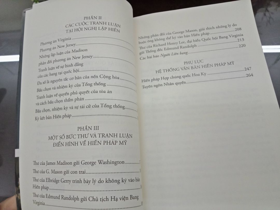 một cuốn sách hay, là bản rút gọn nhưng nội dung đc cô đọng đầy đủ và giúp ta nhanh chóng hiểu biết về hiến pháp 1787. rất đáng tiền!