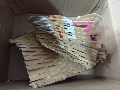 Sách cũ. Dơ cực kỳ. Ôi là trời tiki ơi làm gì vậy ạ??? Rồi để miếng bìa dô để chống sốc mà nhìn dô chắc còn sốc hơn đấy ạ. Vì hộp đựng sách to hơn sách rất nhiều, sách không có màng co nên bị ảnh hưởng nhiều. Đây là trải nghiệm mua hàng đầu tiên cảm thấy tệ hại như vậy. Đó giờ tiki vẫn làm tốt mà??? 
Hay là tại lần này thời gian giao hàng lâu, nên mới vậy?
Tôi đặt hàng ngày 22/9. Sau đó đến 16-17/10 mà trạng thái đơn hàng vẫn ở mục "đã tiếp nhận đơn hàng" thì tôi mới gửi yêu cầu thắc mắc. Thì những hôm sau đơn hàng được xử lý ngay tức khắ rồi tôi nhận được trong ngày 20/10. Haizzzz. Không biết nói sao. Là thật sự gặp trục trặc trong xử lý đơn hay là đã suýt quên đơn hàng của tôi nữa. Rồi đóng gói lần này thì như thế này...