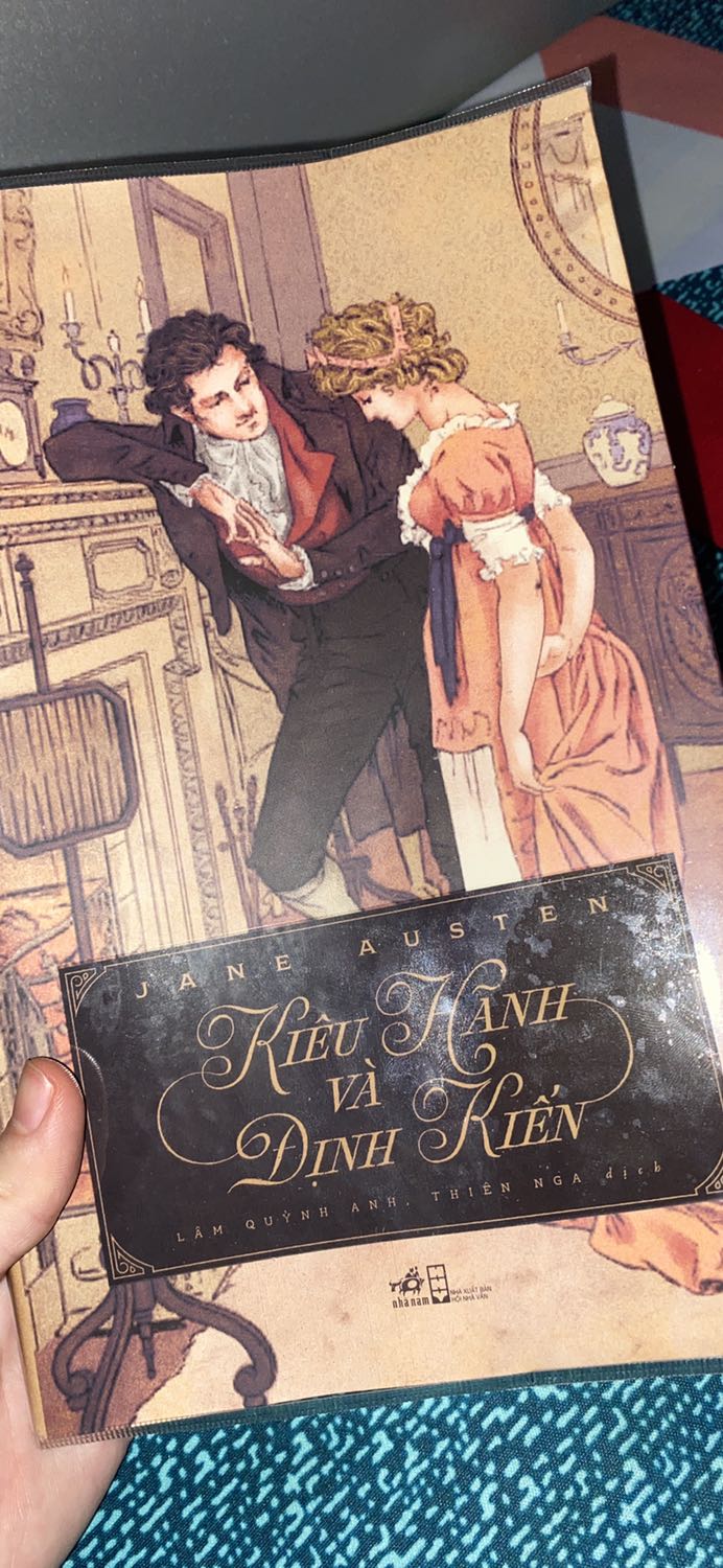 Oh my god cuốn sách hay đỉnh của đỉnh, đọc tới đâu sướng tới đó ạ =))) mấy cuốn ngôn tình tuổi gì với em này luôn ý. Rất thích Elizabeth và Darcy ❤️ nội dung rất hay và cuốn hút, nhưng mình không thích cách làm việc của Tiki đợt này một chút nào. Mình đợi tận 2 THÁNG để nhận sách mà mãi chả thấy ship hay thông báo hàng bị giữ ở kho hay gì làm mình phải gọi lên tổng đài quá trời sau đó thì nhận được cái kết là phải huỷ đơn đặt đơn mới, sau đó 2 ngày đơn mới tới =)))) ủa trời ơi mọi người rút kinh nghiệm nha thấy hơi lâu thì huỷ luôn chứ đừng để như mình :)) đợi lâu kinh khủng 2 tháng mới có sách đọc nên rất hụt hẫng :))