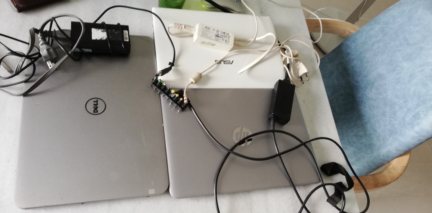 Mình có 3 laptop DELL, ASUS, HP (như hình) nhưng 8 đầu sạc không có cái nào vừa với 3 laptop (xem hình các đầu sạc). 
Cần kiểm tra kỹ trước khi mua kẻo mua rồi không đổi trả được.
Đề nghị Tiki yêu cầu shop cung cấp thông tin loại laptop nào phù hợp để thuận tiện cho KH nhé. Thanks