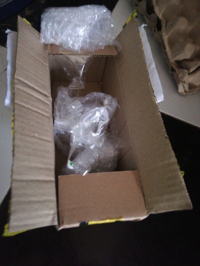 Gói hàng cẩn thận, được tặng kèm mask mặt trà xanh, chai bự lắm luôn. hương nhẹ ,thoa k bết rít, thấm trong tích tắc