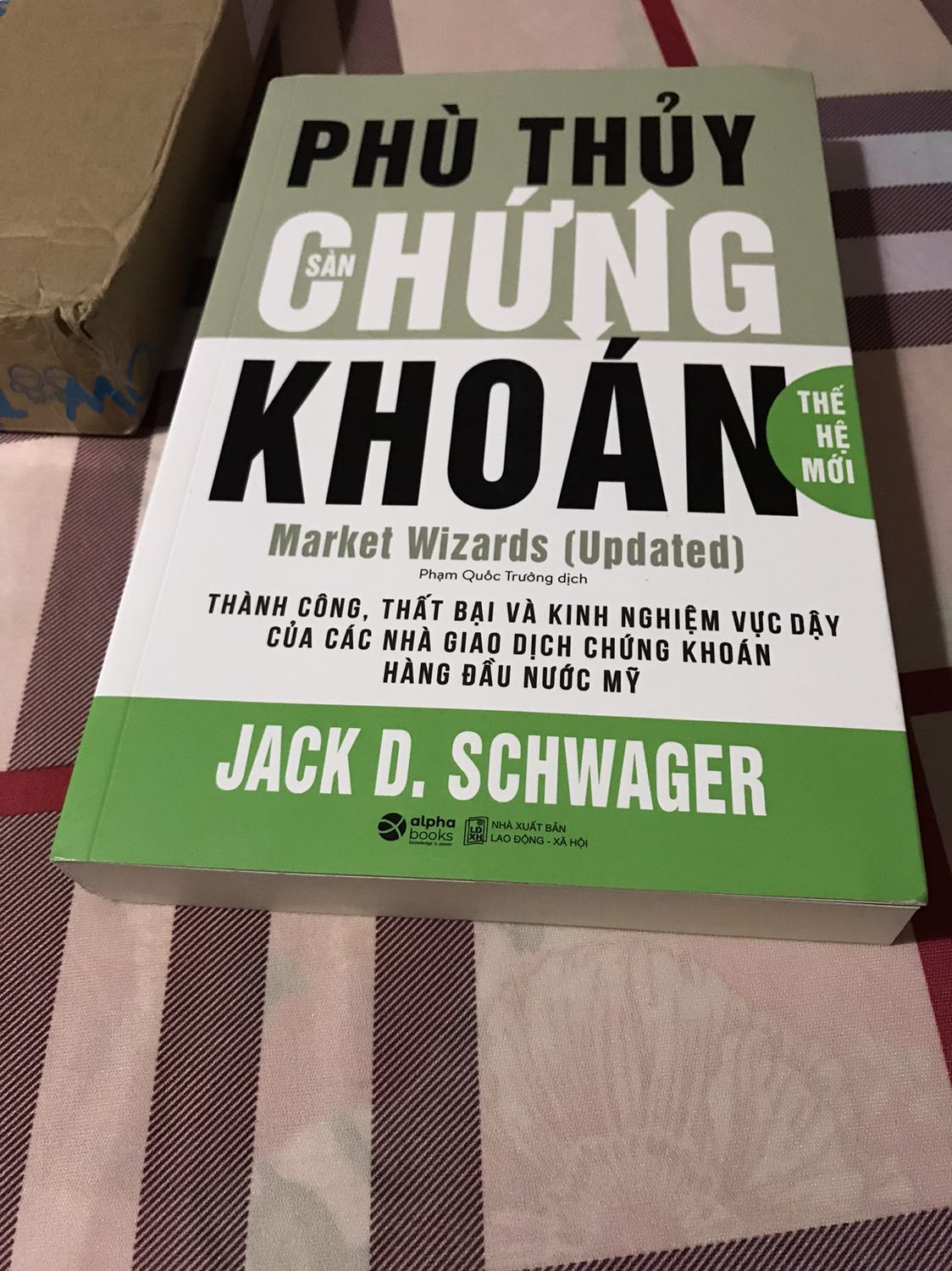 Hàng chuyển về nhanh hơn dự kiến 2 ngày. Sách nguyên k bị trầy sướt gì. Chưa đọc nội dung vì mới nhận được. Thấy có ghi tặng cả thẻ đánh dấu sách mà không thấy.