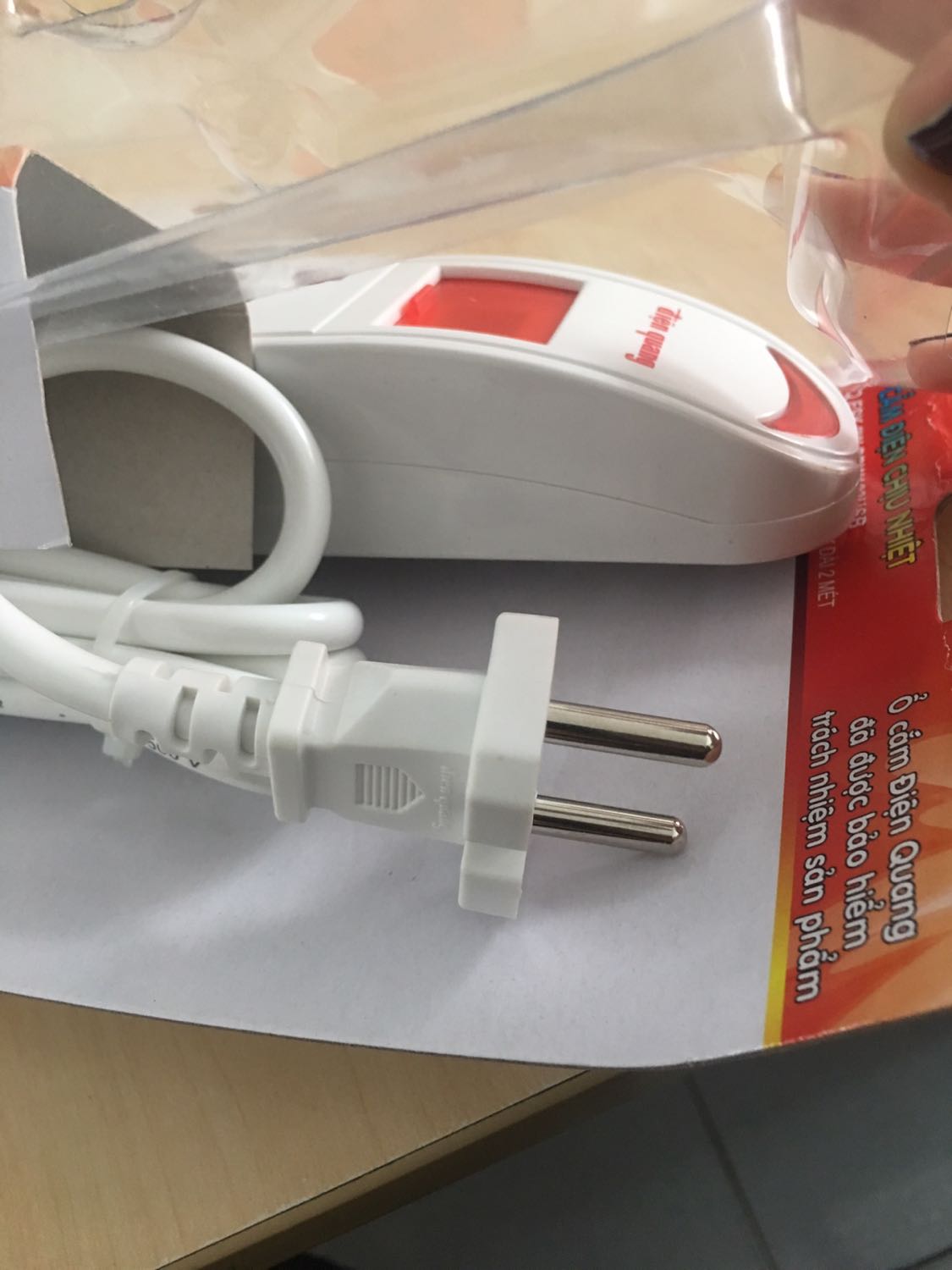 Hàng đóng gói cẩn thận, sản phẩm chắc chắn, tiện lợi vì có cái lổ phía sau để treo tường, khoá an toàn, sạc usb. Mình dán thêm vài em sticker cho thêm long lanh, dễ thương cực luôn.