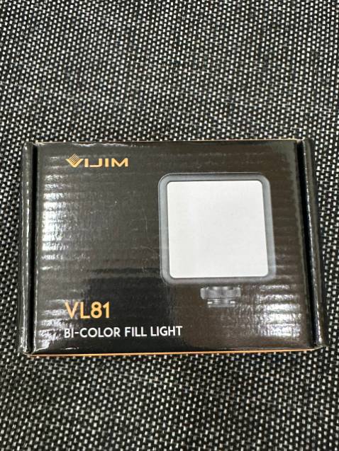 Đèn vijim VL81 cung cấp ánh sáng vừa đủ, có nút vặn phía sau có thể điều chỉnh được nhiệt độ màu phù hợp khá thuận tiện, nhỏ gọn và đẹp. Shop giao hàng nhanh, đóng gói cẩn thận, sẽ ủng hộ tiếp