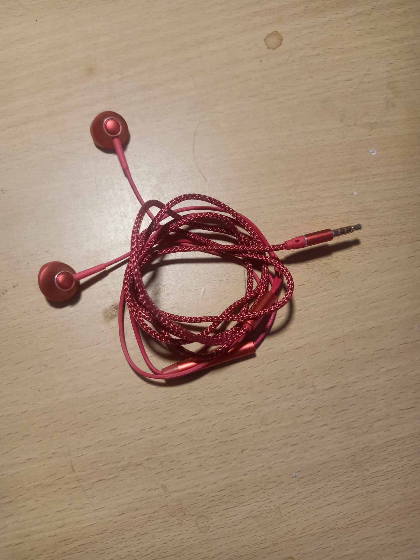 Dải tần bass có to nhưng mỏng, dải tần mid to không cần thiết nghe khô ran, phần treble thì yếu. Âm thanh tổng thể khô, thiếu echo nên không quyện với nhau. 
Chấp nhận được với các dòng nhạc sau 00s (EDM, modern pop), 6 điểm. Các dòng nhạc trước 00s thì chắc chỉ tới 4 điểm. (Đặc biệt dở với tiếng Piano và Trống thật). 

Tuy nhiên mình vẫn cho 4 sao, vì giá tiền nào chất lượng thế. Hợp với  việc nghe khi đi lại ngoài đường vì âm thanh to và rõ. (Nếu chịu khó tìm kỹ các hãng khác có thể sẽ có tai nghe cùng giá tiền nhưng tốt hơn một ti tí. )