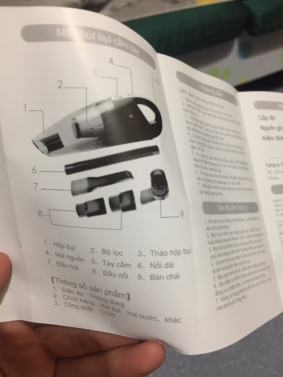 thực sự cũng không định mua hàng qua mang đâu, nhưng vì môt số lí do là lười quá nên mới chọn tiki làm nơi gửi gắm cho lần mua đầu tiên này , máy hút bụi trước mình mua ngoài cửa tiệm giá cả cao hơn rất nhiều nhưng về dùng thì thực sự lại đem lại bất tiện 
Gia đình có con nhỏ mà cái máy nó kêu cả quận nghe thấy =(( mỗi một lần hút bui là y như rằng phải nhốt con lại trong p cho nó khỏi nghe khỏi khóc vậy , nhận đc sản phẩm của shop thì điều đầu tiên mình thấy là sự chuyên nghiệp trong khâu đóng gói , máy bên trong được đóng gói rất gọn và không hề có vết xước nào trong quá trình vận chuyển giao nhanh đến mức mình còn giật mình . sáng đặt hàng , thì hôm sau đã " anh ơi anh có đơn hàng r ", thần tốc thực sự . Mình mua thì mình chỉ mong được khỏng 80 % như hình và mô tả nhưng thực sự nó vươt trên sự mong đợi , không phải nói quá 
chứ máy cầm sang cả tay , mình vác cả máy đi làm mà cũng rất vừa vặn không bất tiện gì . baath máy lên để hút thử thì máy chạy êm như ru , vừa bế con vừa hút bụi mà thằng cu nó ngủ ngặt nghẹo trên lưng , cũng chả phải lúi húi cúi người đau cả lưng tại có cái vòi hút hay quá à , chỗ nào cũng luồn được. Cái anh máy này trông nhỏ mà võ kinh lắm , hút cực mạnh luôn , có khi còn hút được cả người ý chứ . Mình định mua thử vì trời lạnh quá lười ra ngoài nhưng giờ thì biết chắc phải mua thêm cái nữa cho thầy me mình dùng . Cũng từng bán hàng mà chưa thấy quyển sách hướng dẫn nào có cả tiếng việt cả chứ không như lần trước mua ngoài tiệm về lúi húi tiếng đồng hồ mới ghép hình xong cái máy hút bụi cồng kềnh,  shop uy tín thât sự đấy =)). Sory vì mình nhận xét hơi dài dòng nhưng làm cửa tiệm có nh thời gian rảnh mà lại không viết ra cho lần đầu mua sắm online thế này  thì hơi có lỗi với sự tận tình của shop và sự chuyên nghiệp của tiki, phiên bản kia mình chưa có thử qua, chắc lần tiếp theo sẽ làm môt cặp về cho đủ bộ . Chúc shop làm ăn phát đạt nhé. mình hỏi tư vẫn hơi nhiều mà vẫn cố giảng dải cho mình là thấy tận tâm lắm , chỉ mong có 10 sao để đánh giá chứ 5 sao thì hơi ít =)). mong sẽ có nhiều sản phẩm tốt để mình mua nhiều hơn như cái máy này.