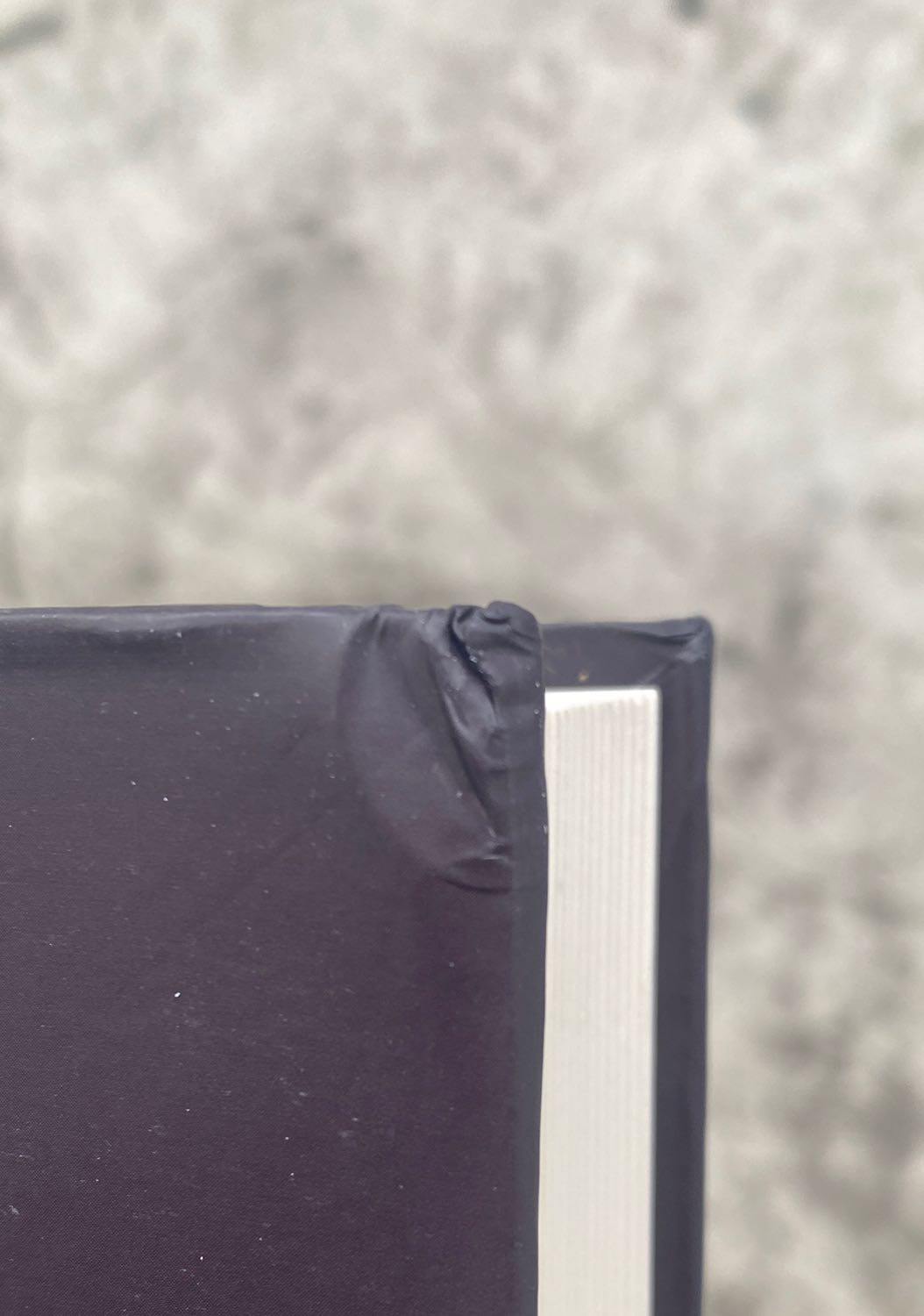 Hộp đựng hàng dập, móp méo nặng ( chứng tỏ va đập mạnh) cuốn bìa mềm thì không sao nhưng bìa cứng thì móp gáy, móp cạnh bìa ở nhiều chỗ ( vết móp lớn) . Trước giờ toàn đánh giá tiki 5 sao, nhưng càng ngày thấy chất lượng giao hàng càng tệ. Yêu cầu Tiki đổi lại dùm tôi cuốn sách bìa cứng và vận chuyển tốt hơn.