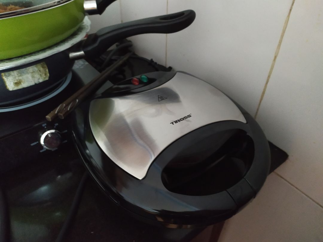 máy nhận nguyên đai nguyên kiện, phiếu bảo hành đầy đủ.
ban đầu mình cũng băn khoăn cái này và cái Philips. nhưng mình quyết định mua cái này vì có 3 khuôn khác nhau, có thể làm nhiều loại bánh hơn. thao tác thay khuôn cũng đơn giản.
làm bánh bán đầu hơi có mùi khét máy mới, nhưng 1 chập thì hết nghe mùi
mình mới thử nướng sandwich, bánh nóng giòn tan. chín vàng đều 2 mặt. Ăn ngon!
hiện tại rất hài lòng! chưa biết độ bền ra sao.