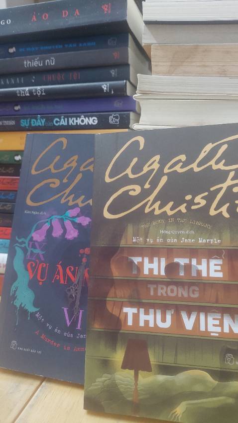 Một điều gần như là luôn luôn đúng trong các tác phẩm của Agatha Christie đó là khi có quá nhiều truyện được sắp đặt, nhiều lời lẽ được nói ra thì sẽ đến lúc mọi giả dối đều sẽ bị phơi bày. Câu truyện này cũng vậy, chỉ cần bám sát động cơ, kết nối những điều tưởng chửng nhỏ nhặt nhất bà Marple một lần nữa chứng  minh chân lý hiển nhiên đó.