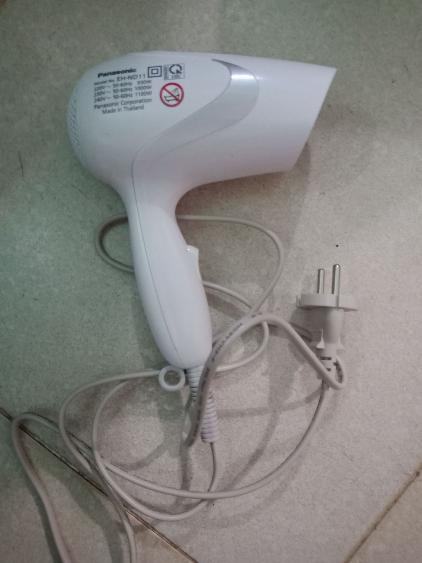 Hàng giao nhanh, mẫu mã đẹp, tốc độ sấy ko mạnh lắm, phù hợp với giá tiền.