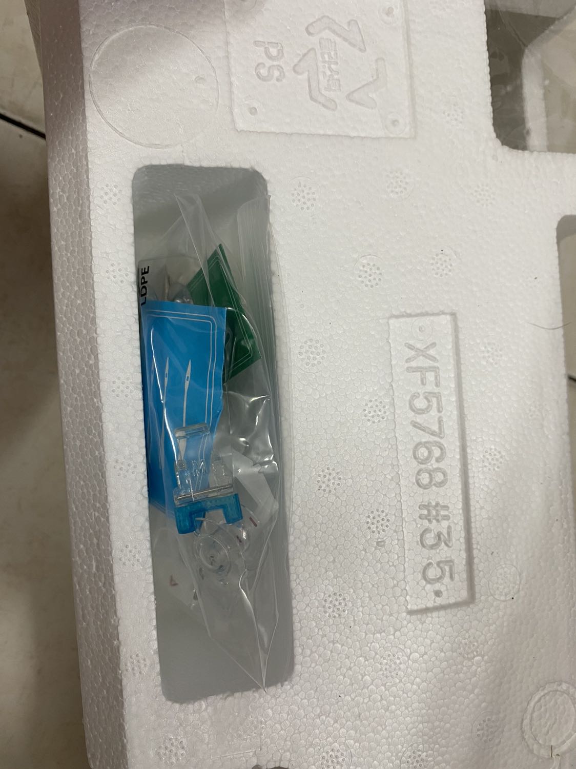 Máy đẹp, đúng mẫu, giao nhanh chỉ trong 1-2 ngày là nhận được. Có phiếu bảo hành đầy đủ. 
Phụ kiện đầy đủ đc bỏ trong túi zip và nhét vào khe hộp xốp… làm ban đầu mình kiếm hoài ko thấy cứ tưởng là thiếu 😂😂