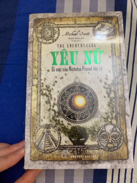 Cốt truyện hấp dẫn, mà chất lượng in hơi thấp, nhiều trang bị mờ, không biết có phải sách lậu hay không nữa. Chưa đọc Yêu Nữ nên chưa đánh giá dc